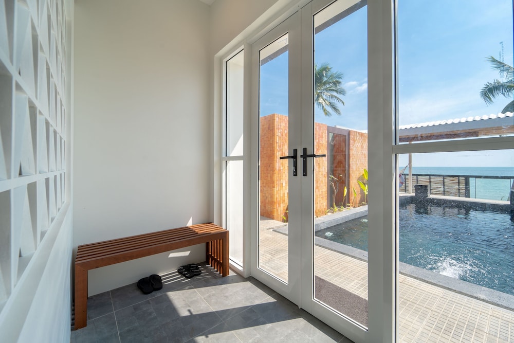 Pao Jin Poon Beach Front Villa 28/56