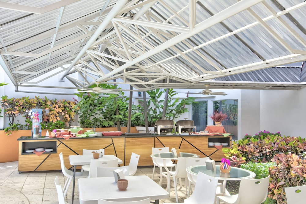 Hotel Suites Cristina 57/69