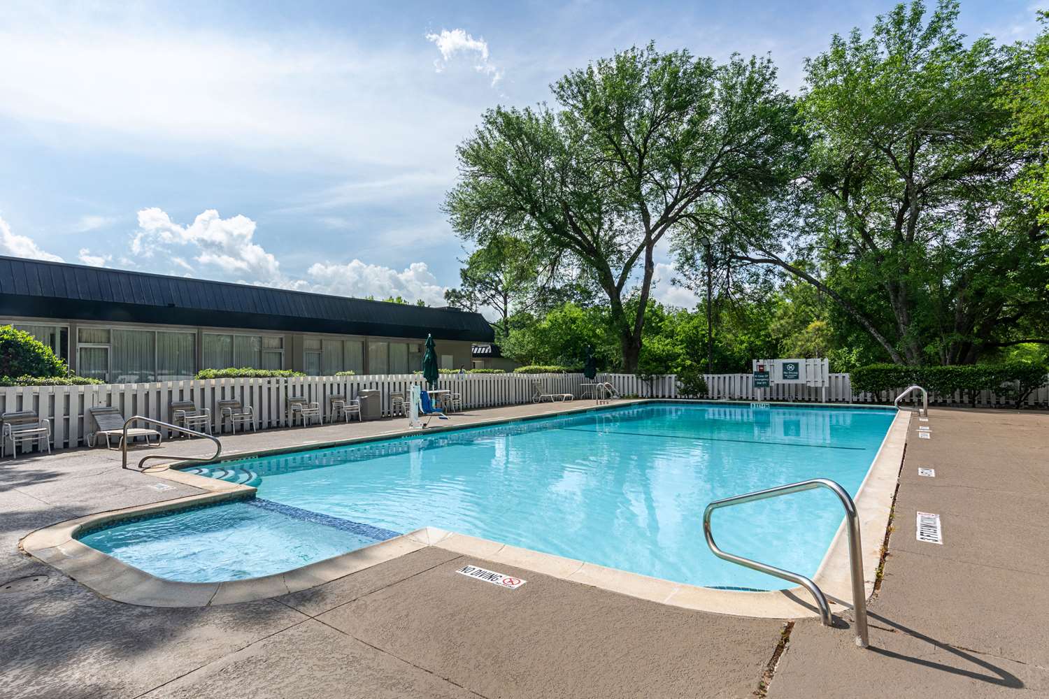 Rodeway Inn Huntsville West 36/36