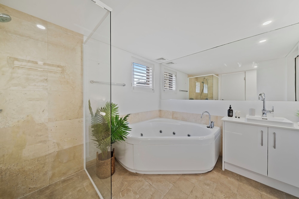 OASIS, PENTHOUSE SUITE