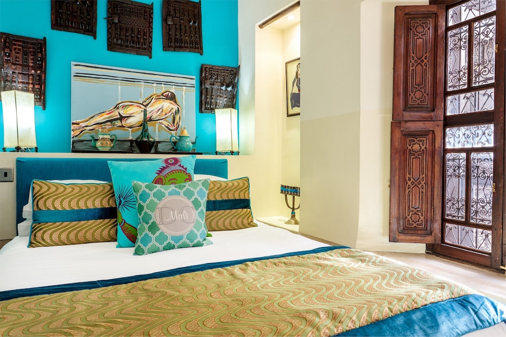 SUPERIOR, QUEEN BED