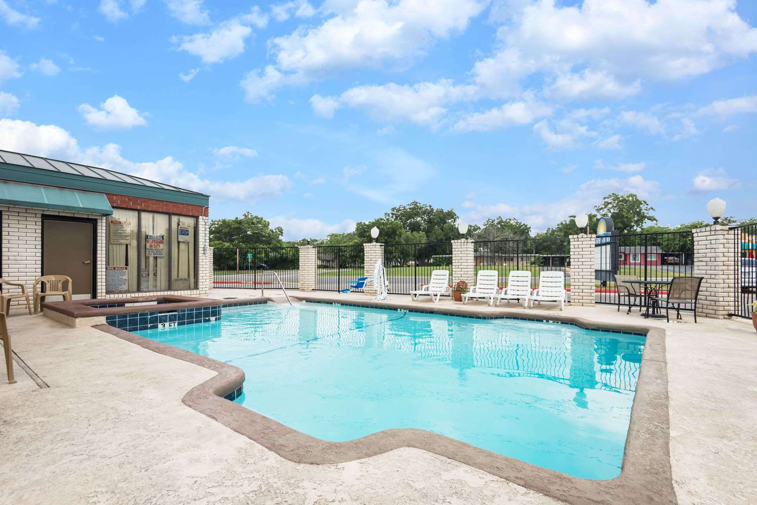 Days Inn by Wyndham New Braunfels 4/33