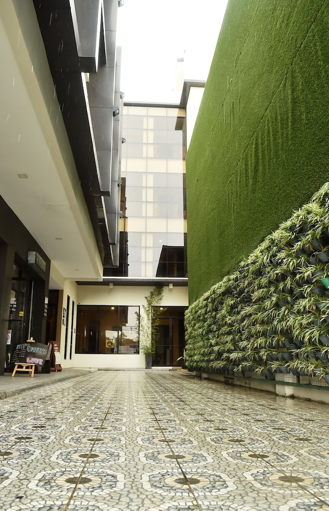 Columbus Plaza Hotel 50/55