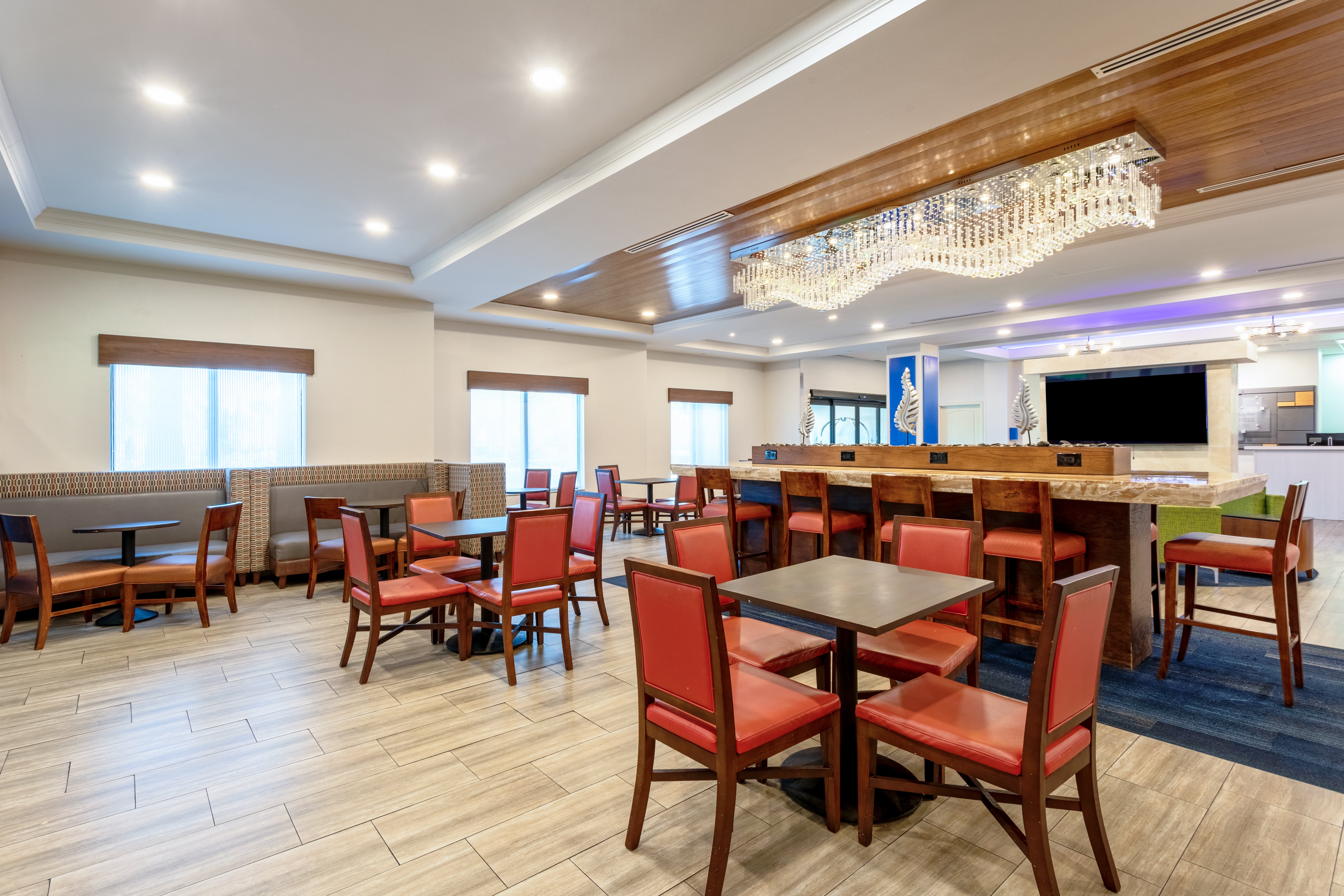 Holiday Inn Express and Suites Orlando - International Drive 61/79