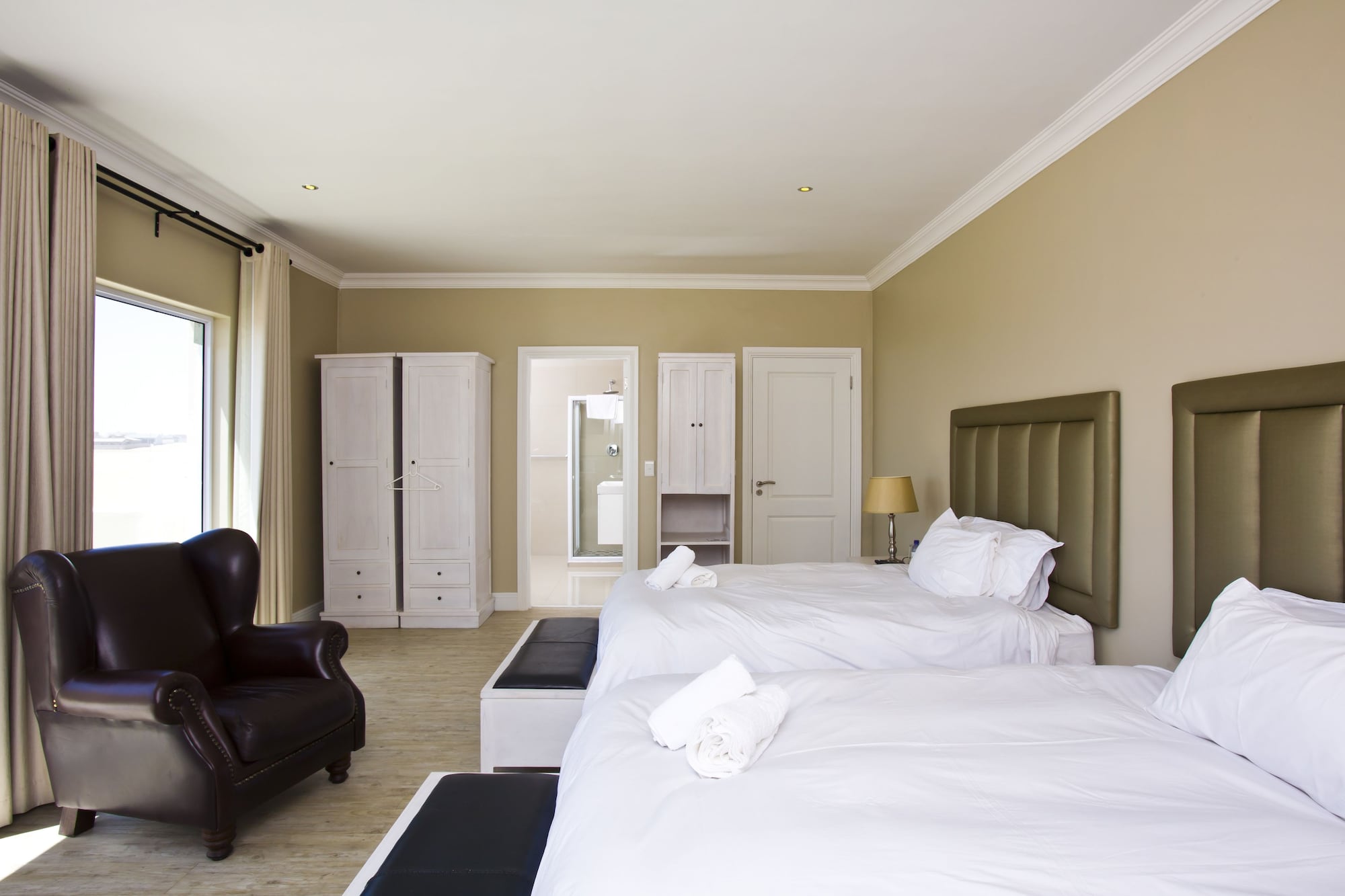 EXECUTIVE, TWIN BEDS, SEA VIEW