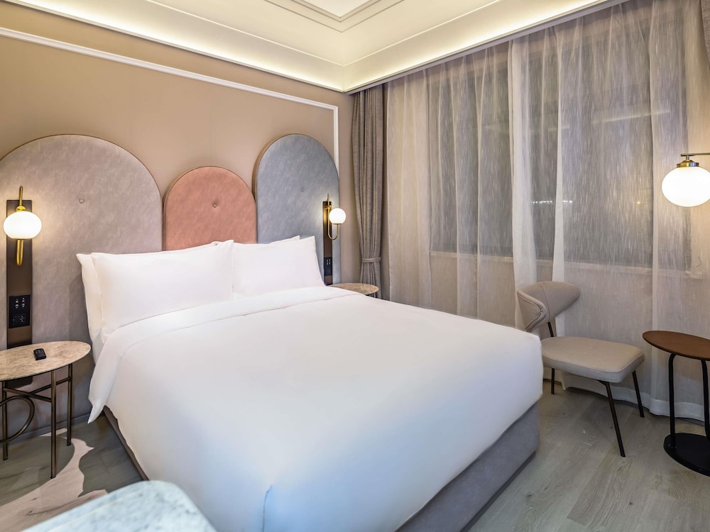 STANDARD, QUEEN BED