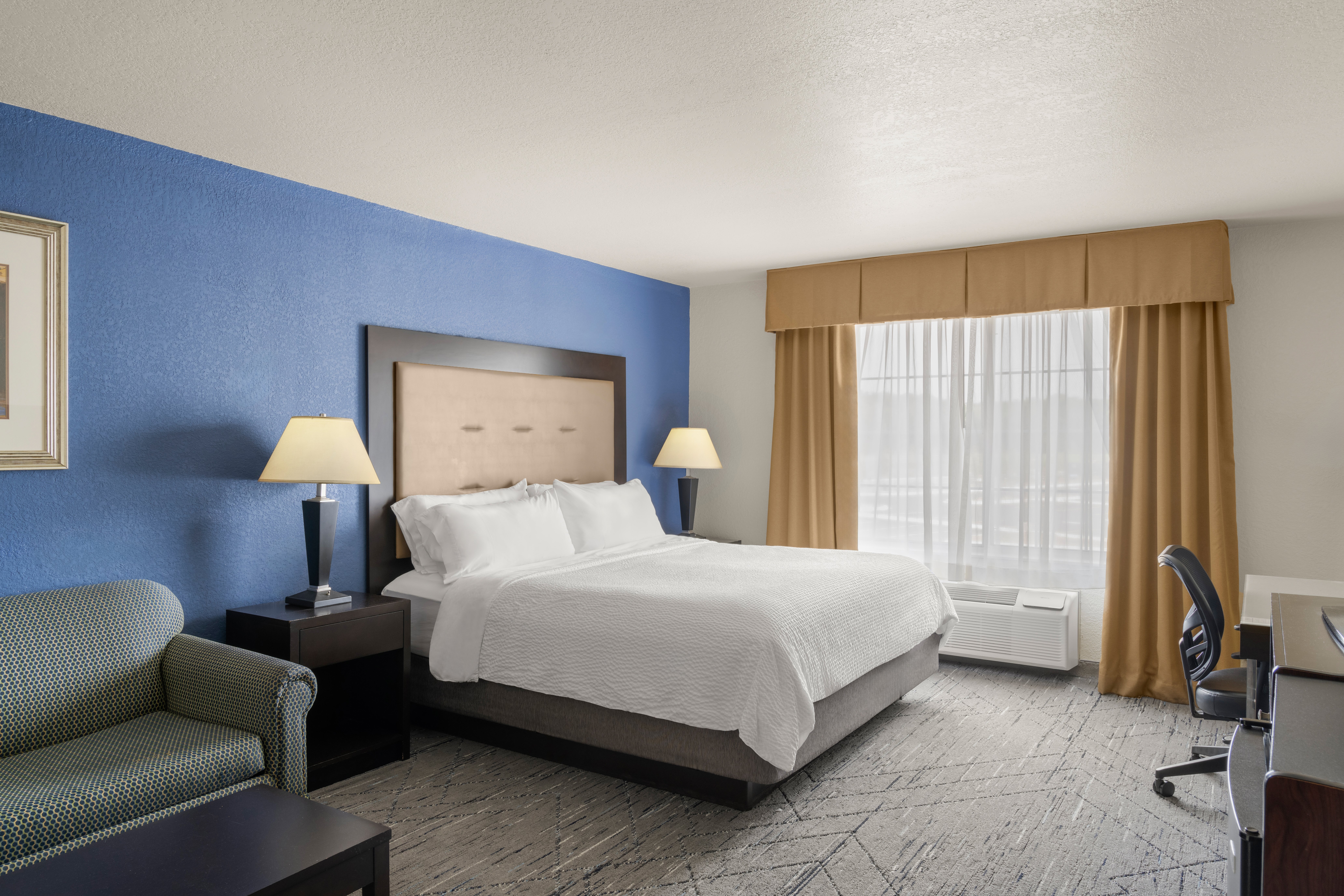 Holiday Inn Express Suites New Buffalo 23/76