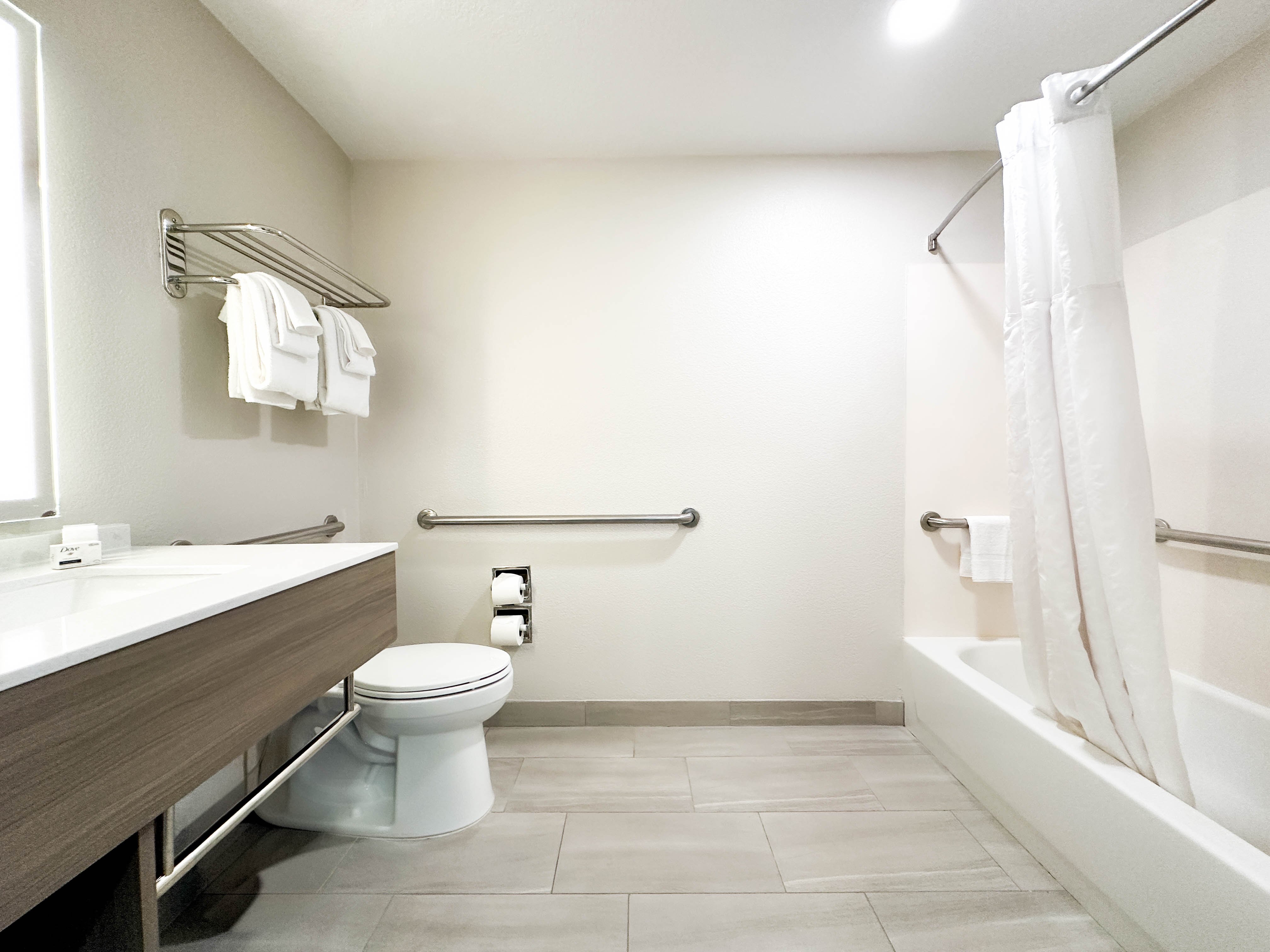 SUITE, QUEEN BED, ACCESSIBLE