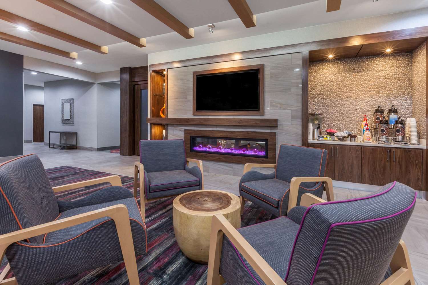 La Quinta Inn & Suites by Wyndham Houston East at Sheldon Rd 48/52
