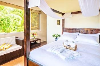 Deluxe, Queen Bed, Deck and Sea View