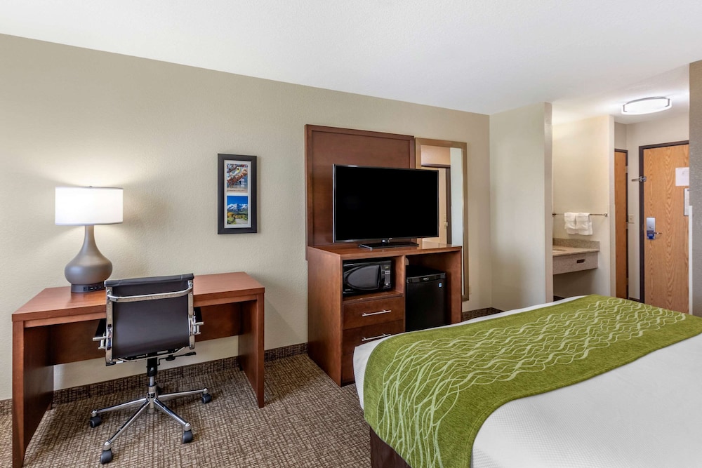 Comfort Inn & Suites Greeley, CO 40/54