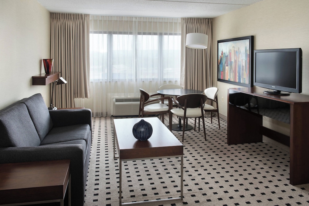 Delta Hotels By Marriott Utica 30/57