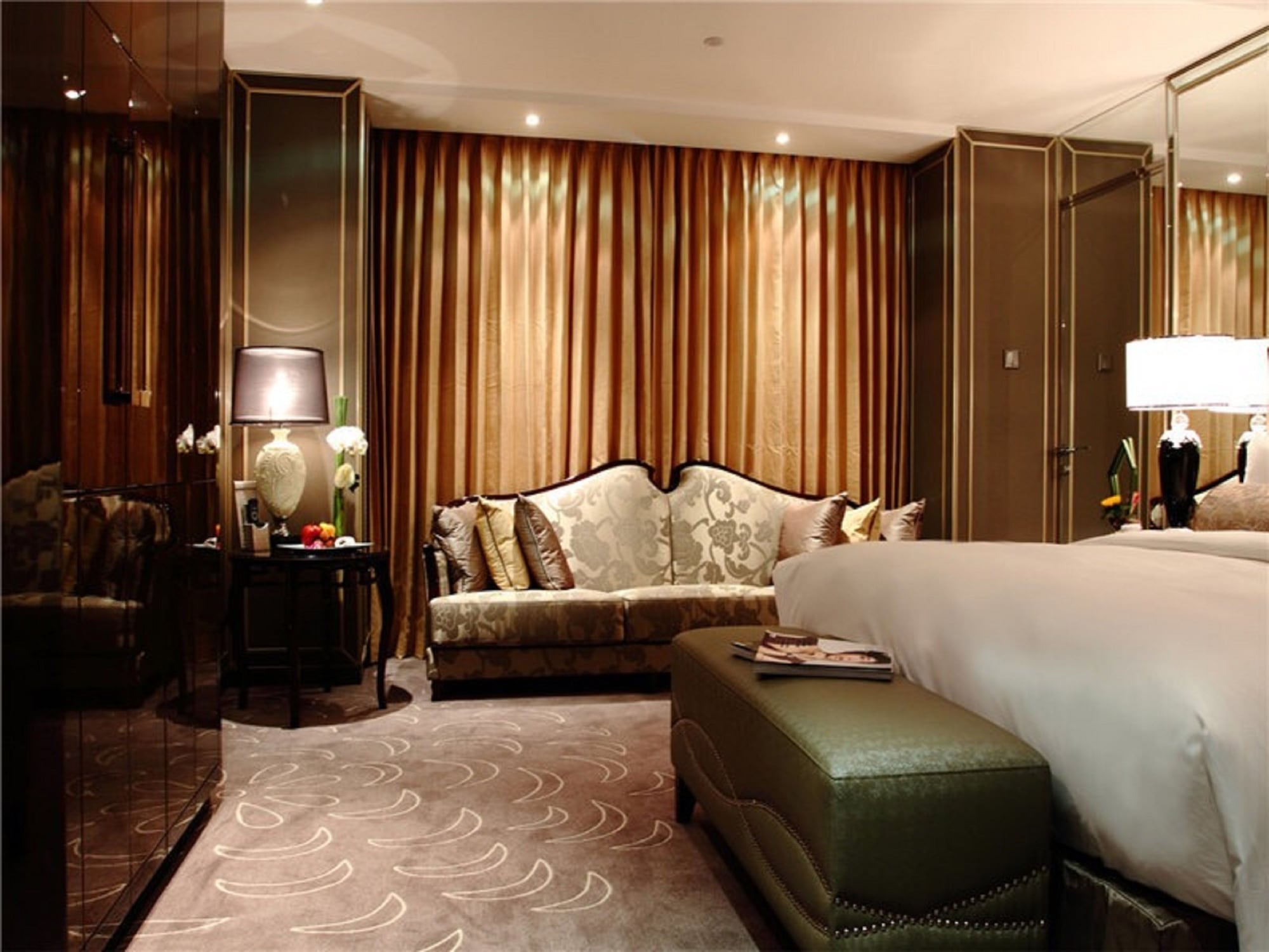 PREMIER, SUITE