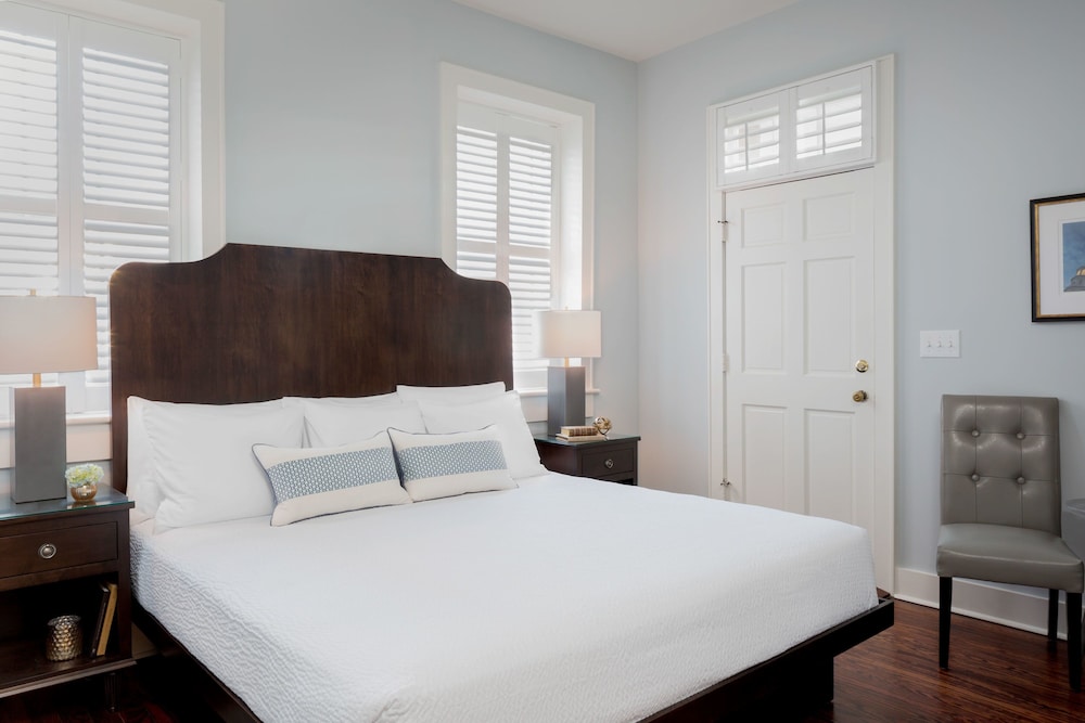 TRADITIONAL, KING BED