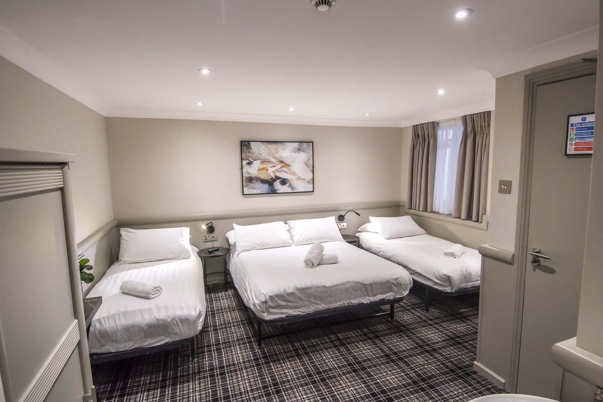 ROOM, QUADRUPLE