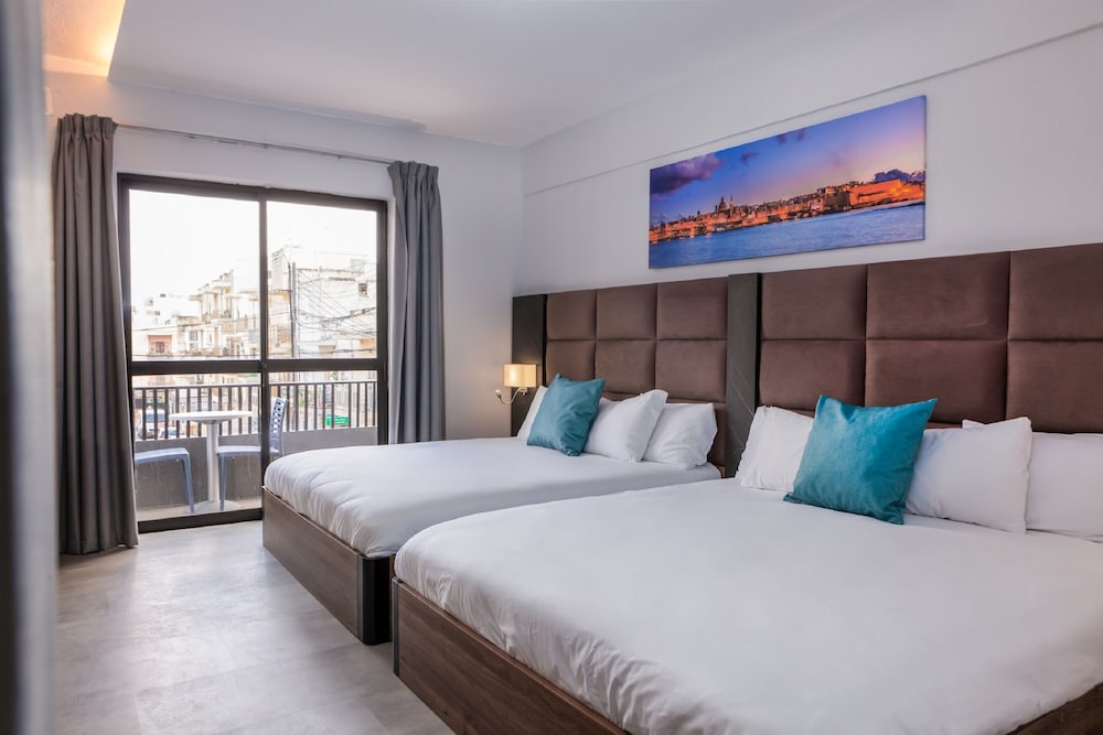 ROOM, QUADRUPLE