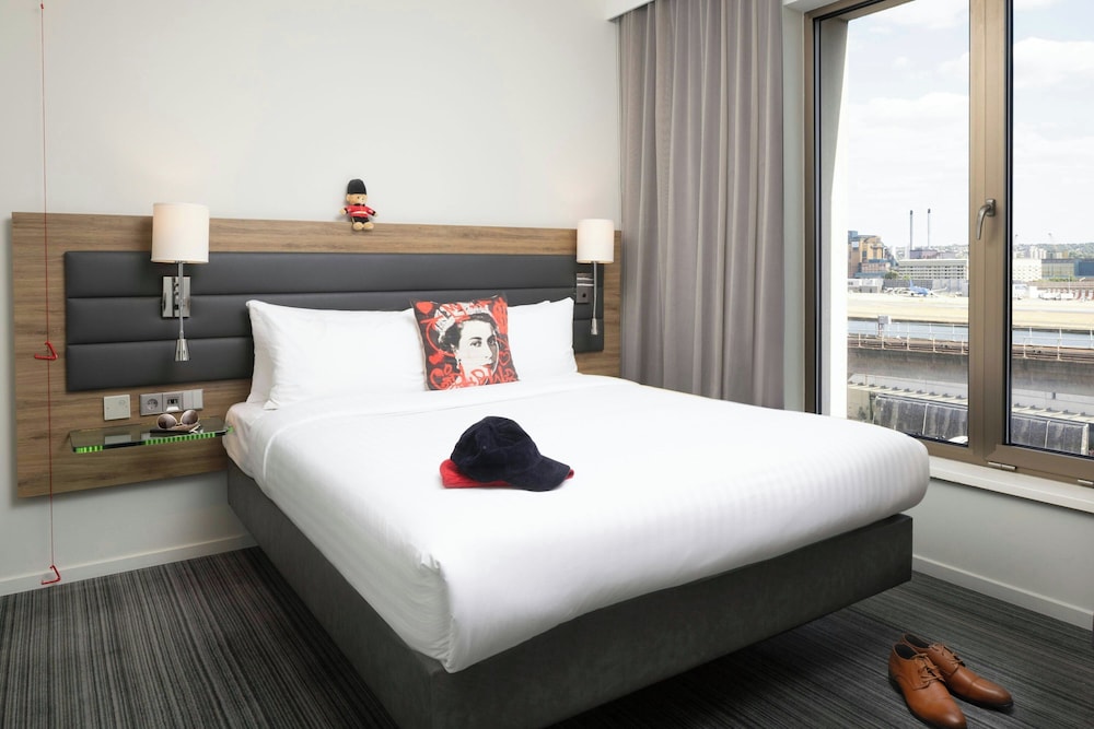 ROOM, QUEEN BED