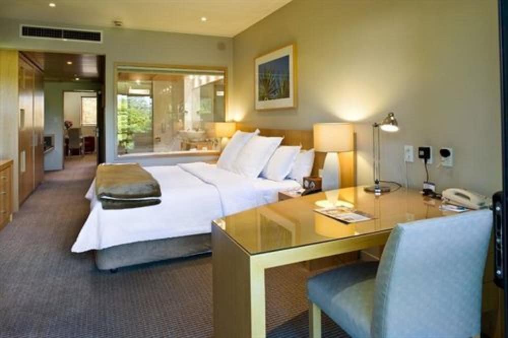 Commodore Airport Hotel 37/74