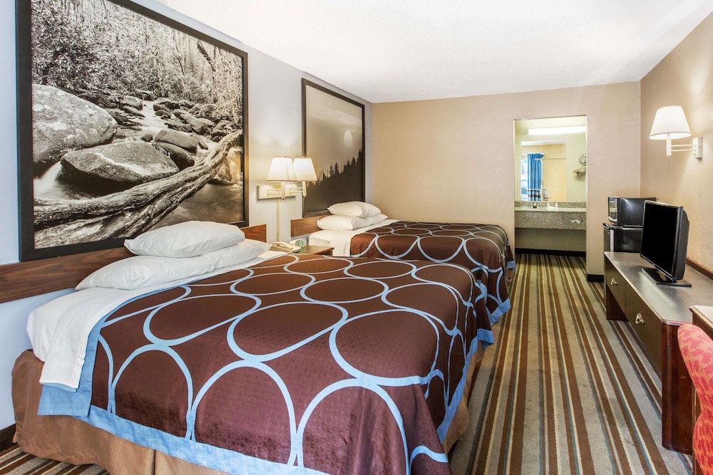 Super 8 by Wyndham Caryville TN 10/16