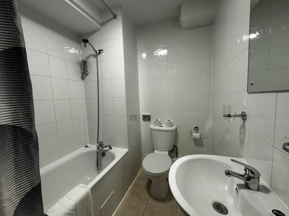 Bridge Park Hotel 62/65