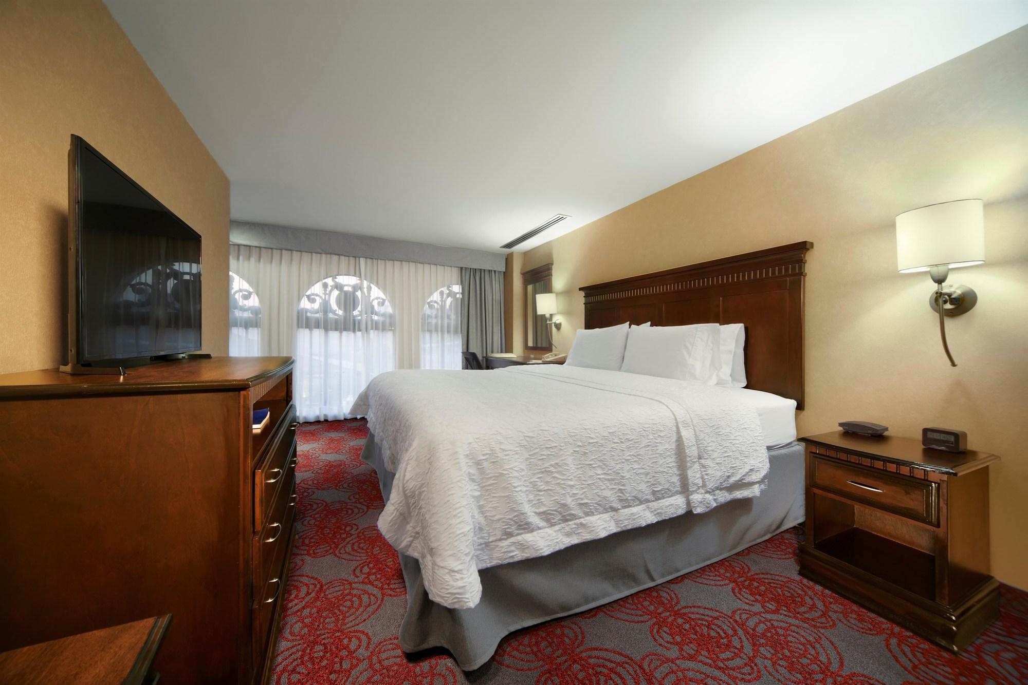 Room, Queen Bed, Atrium View