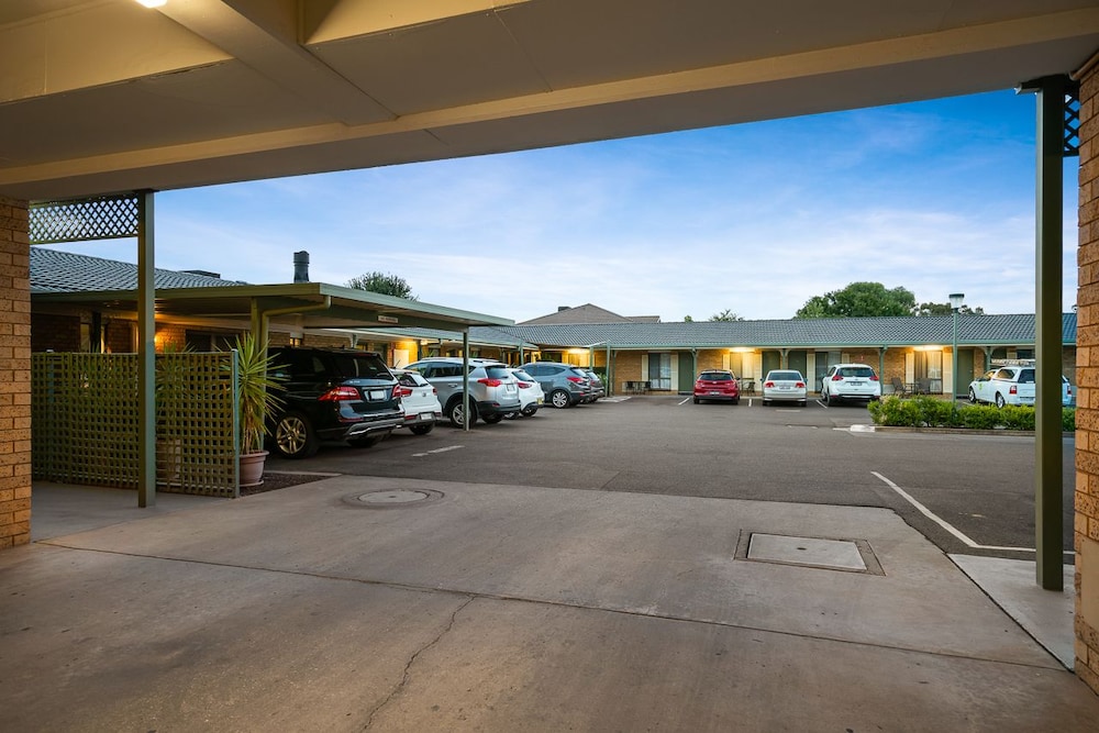Garden City Motor Inn 45/53