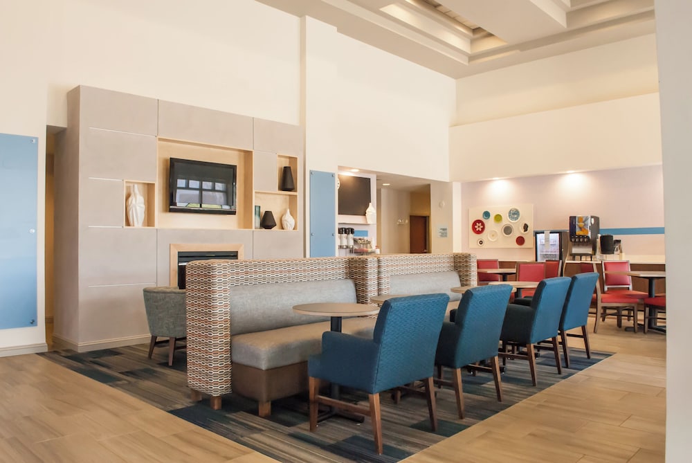 Holiday Inn Express Suites Blackburg University Area 52/74