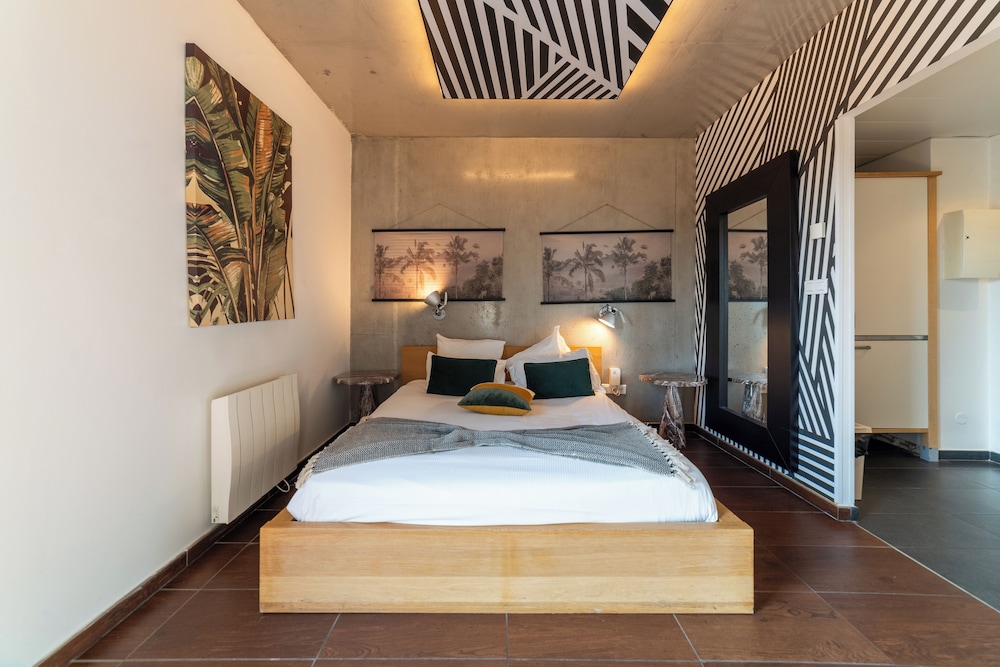 DELUXE, STUDIO, QUEEN BED