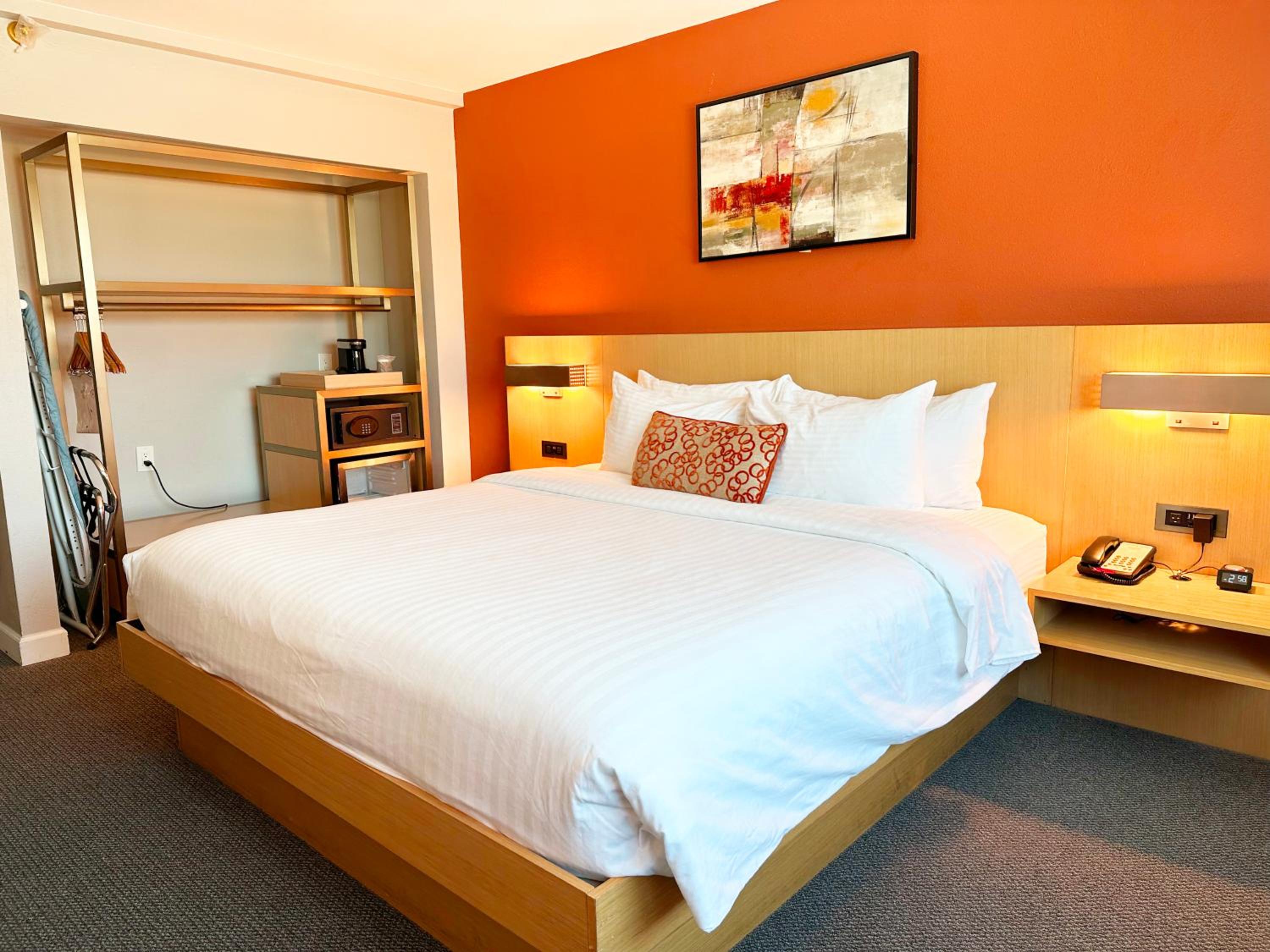 Room, King Bed, Accessible, Lincoln Hotel Monterey Park Los Angeles 8/10