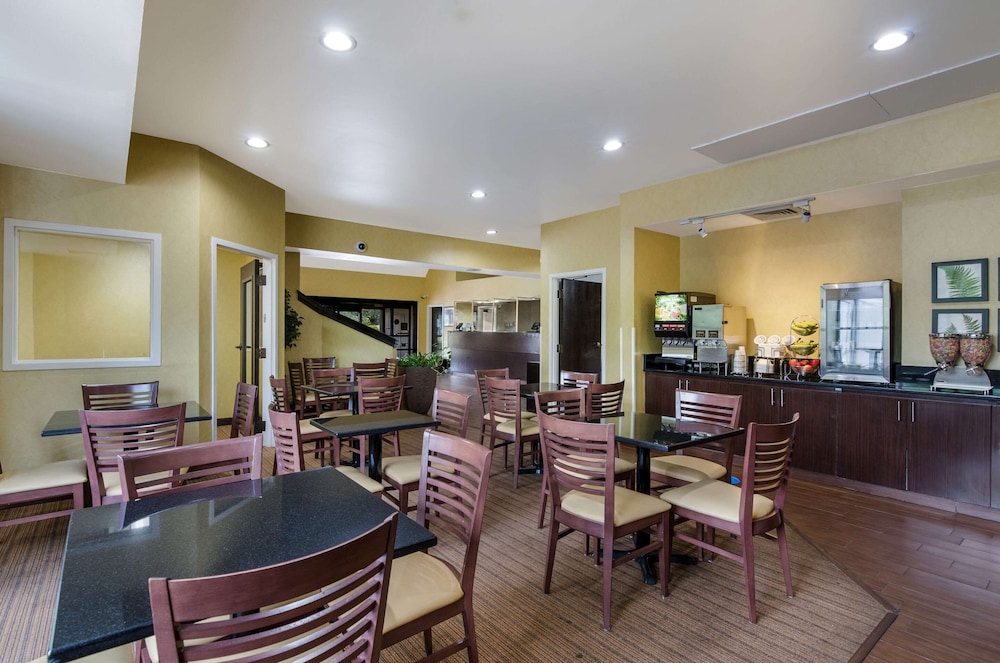 Sleep Inn Hanes Mall 26/38