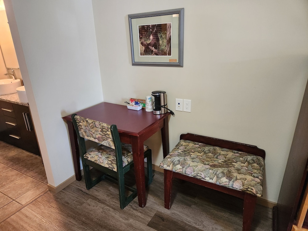 Waterton Lakes Lodge Resort 25/50