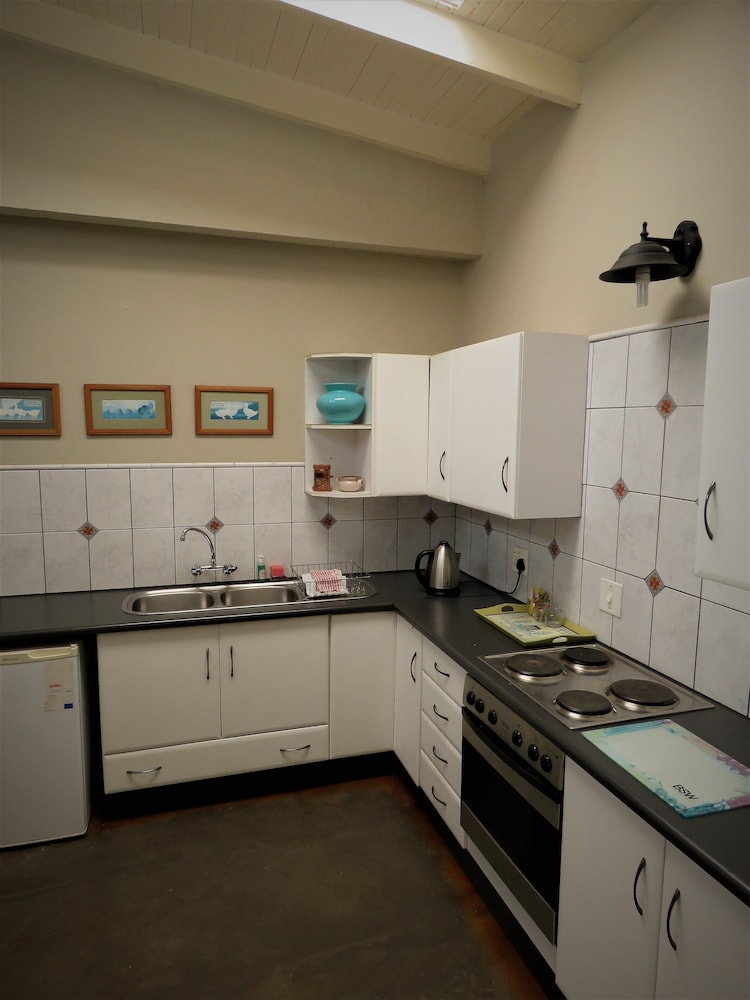 Fountain Baths Guest Cottages 8/42