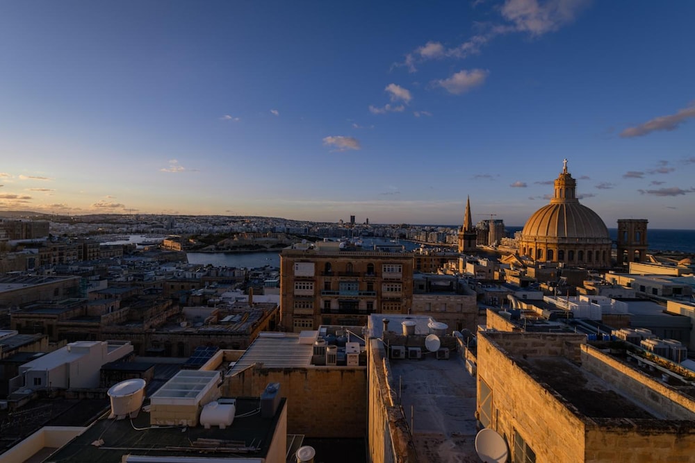 EMBASSY VALLETTA 58/63