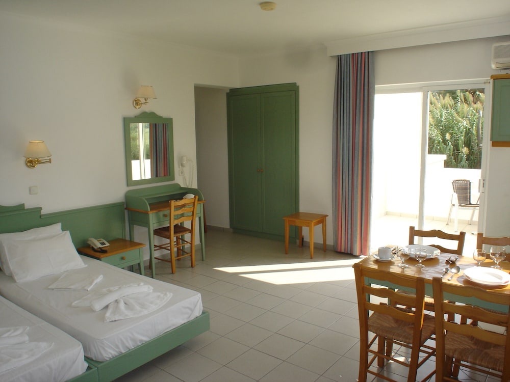 STUDIO, 3 BEDS