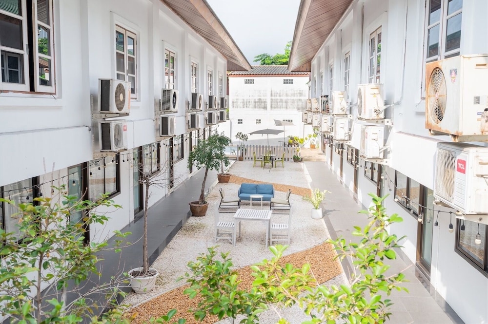 The President Hotel at Chokchai 4 9/57