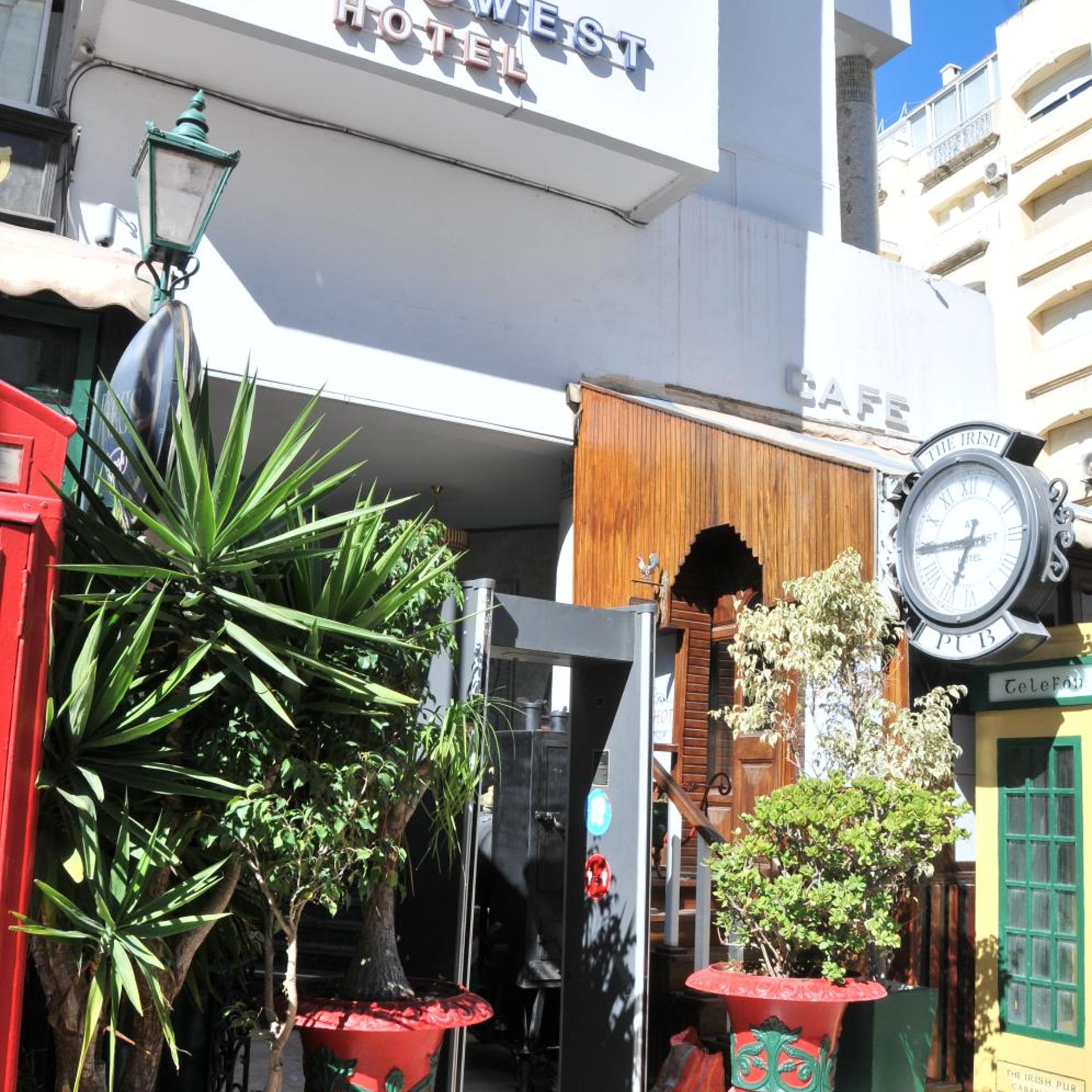 Hotel East West 3/50