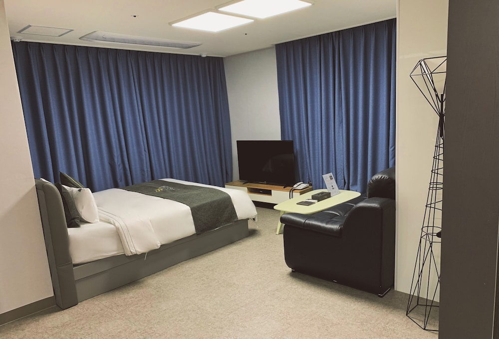Shine Hotel 25/50