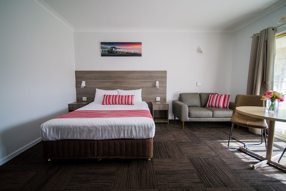 DELUXE, QUEEN BED, KITCHENETTE