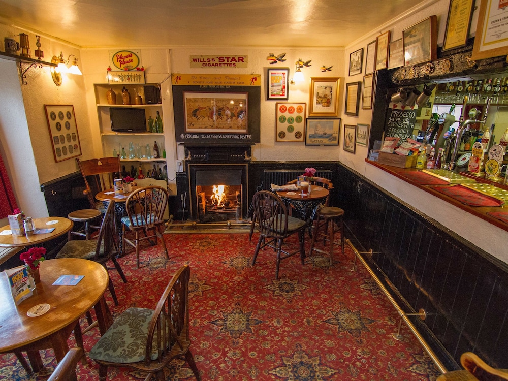 Crown and Trumpet Inn 27/43