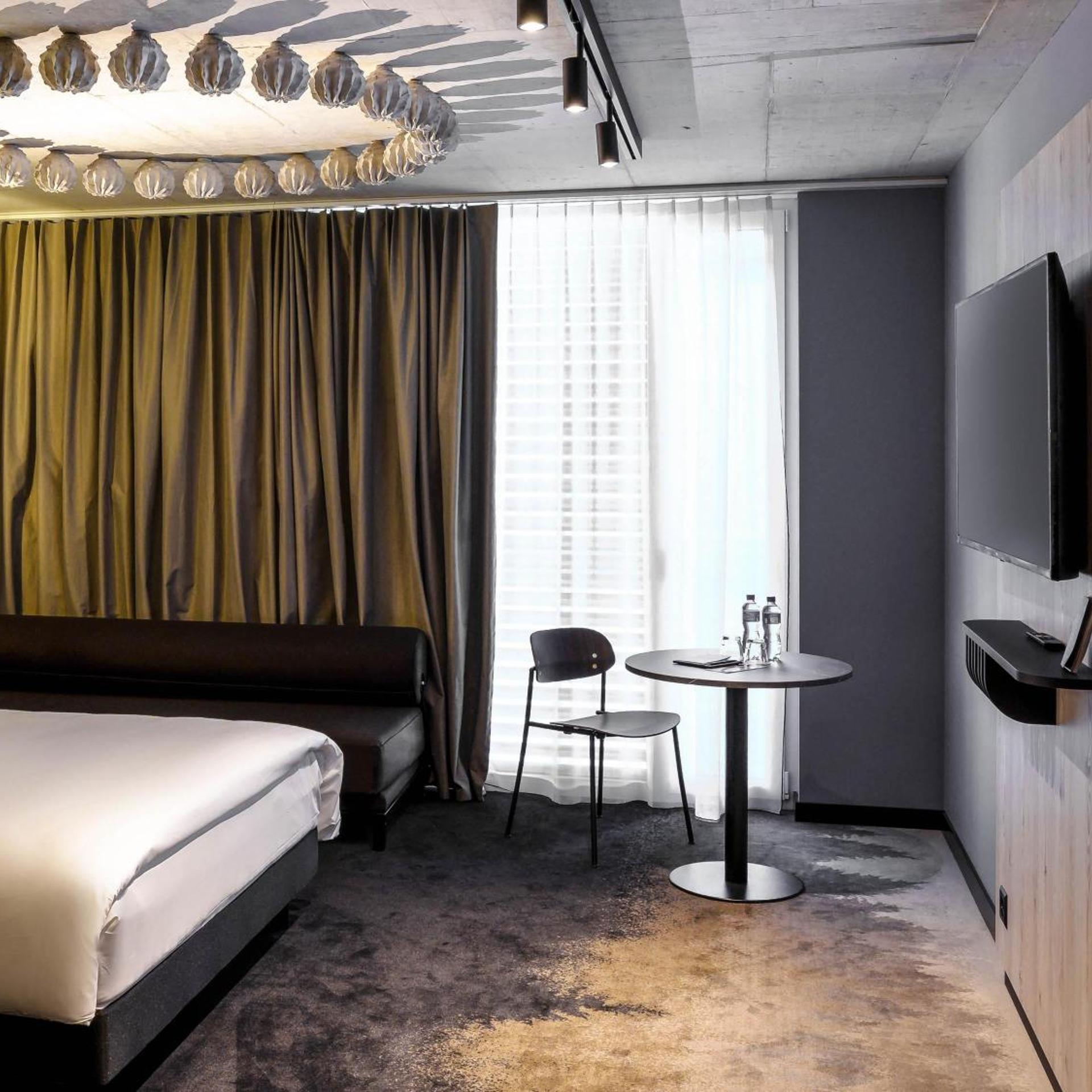 غرفة كلاسيكية سوبيريور بسرير كوين مع أريكة، Mercure Hotel Delemont 7/10