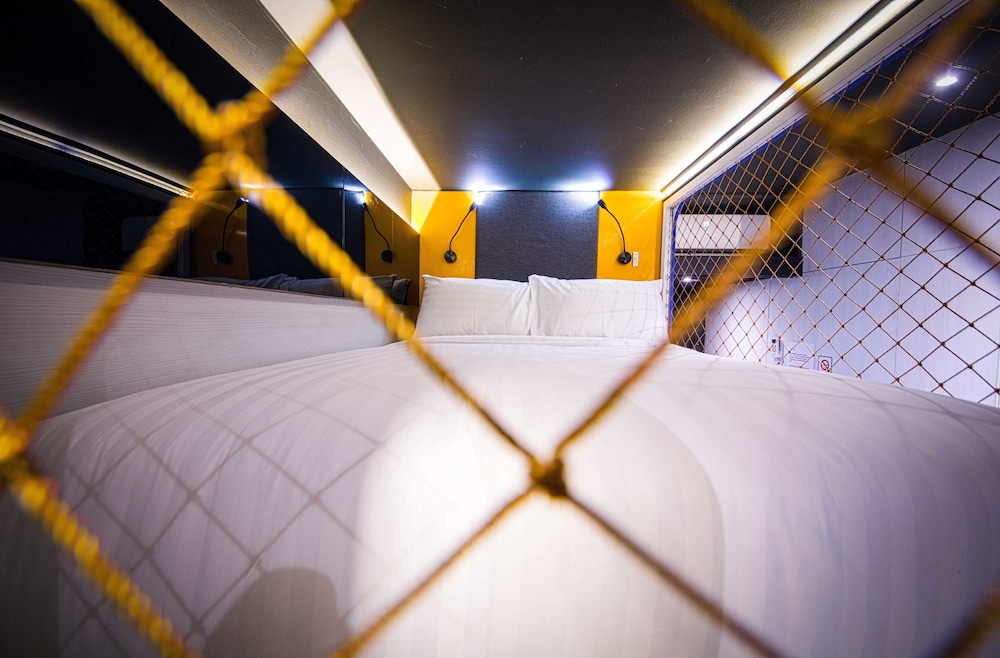 CUBE Family Boutique Capsule Hotel at Chinatown 21/66