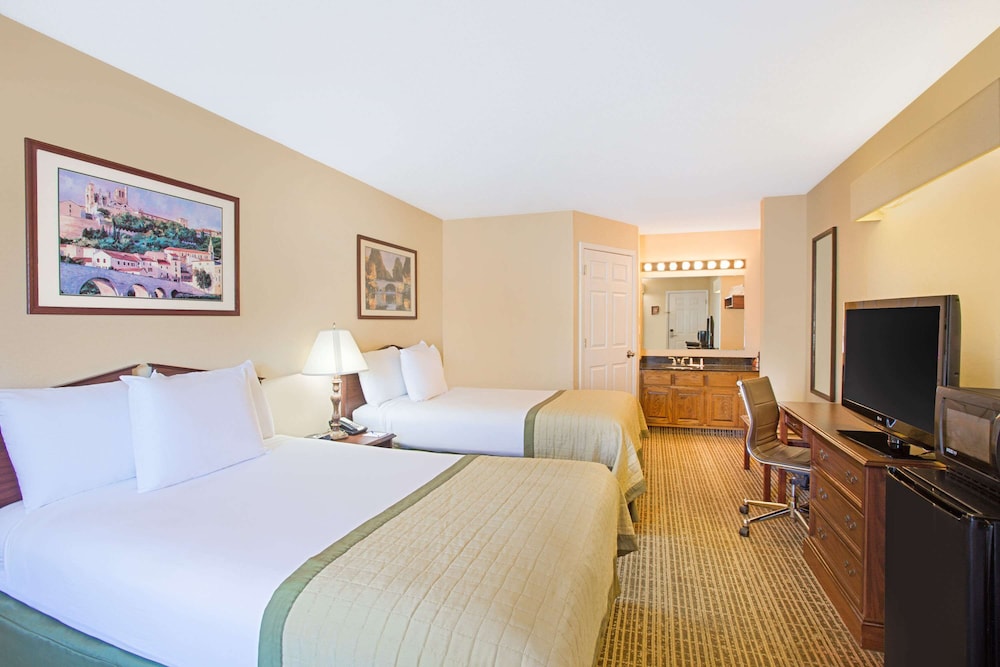 Baymont By Wyndham Forest City 9/36