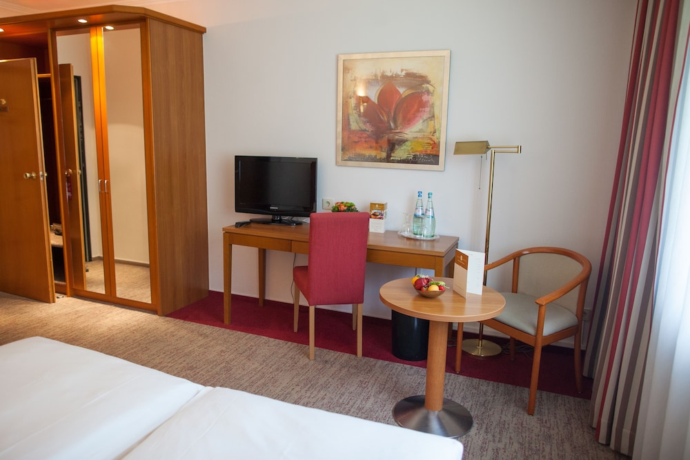 Parkhotel Schloss Hohenfeld (Parkhotel Hohenfeld) 25/65