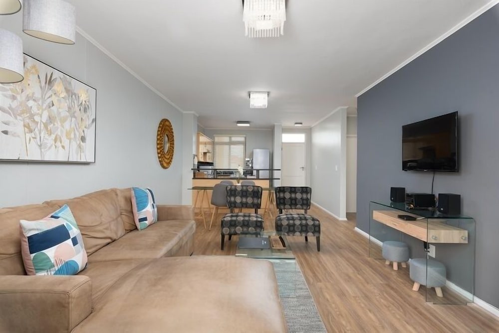 Century City Boutique Apartments 25/50
