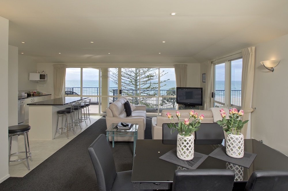 The Pavilions Beachfront Apartments 52/76