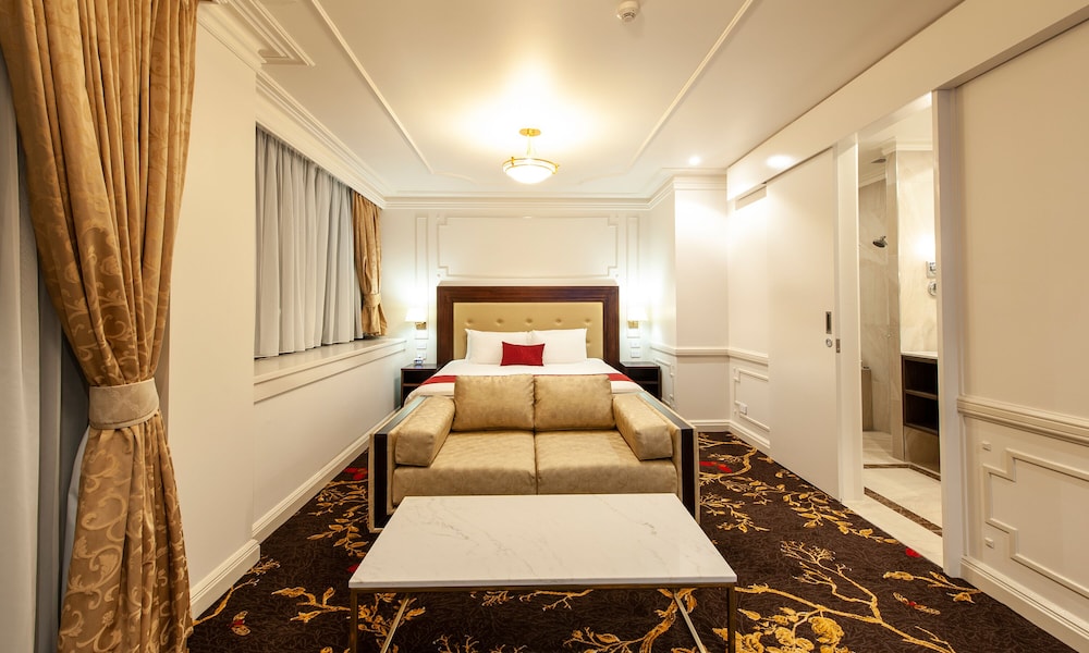 BURKE & WILLS HOTEL 53/63