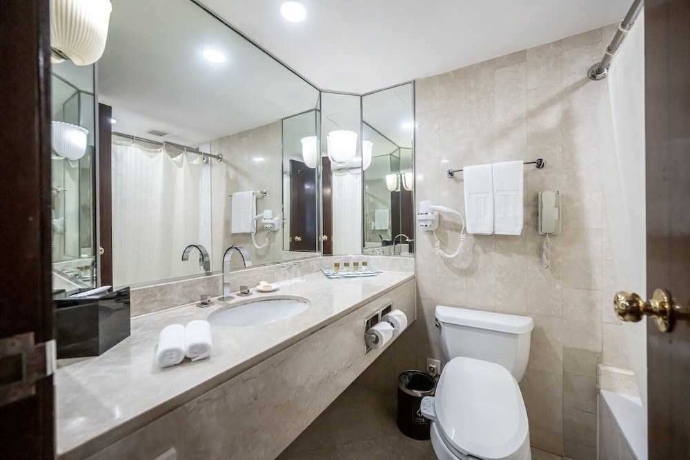 Jin Jiang Tower Hotel 63/63