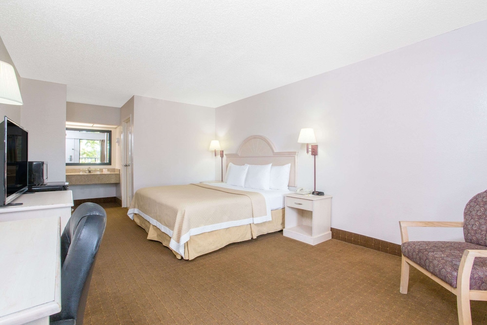 Days Inn & Suites by Wyndham Navarre - near Beaches/Hurlburt 21/27
