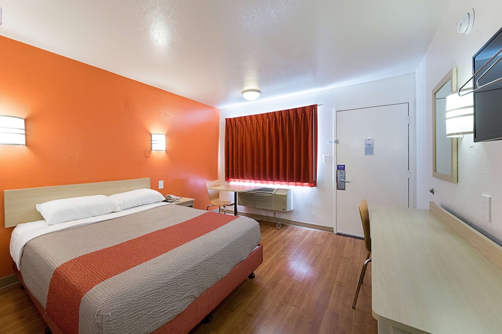 STANDARD, QUEEN BED