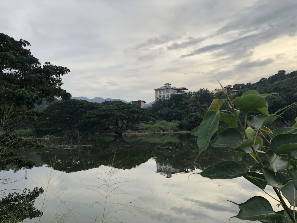 Rivendell Hotel 53/55